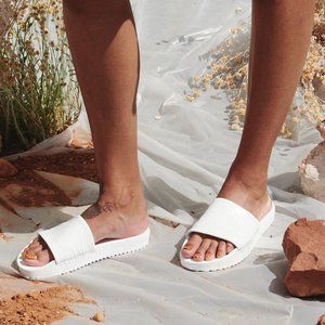 Freda Salvatore Lea Sport Slide Sandal White Croc Embossed Leather Size 9